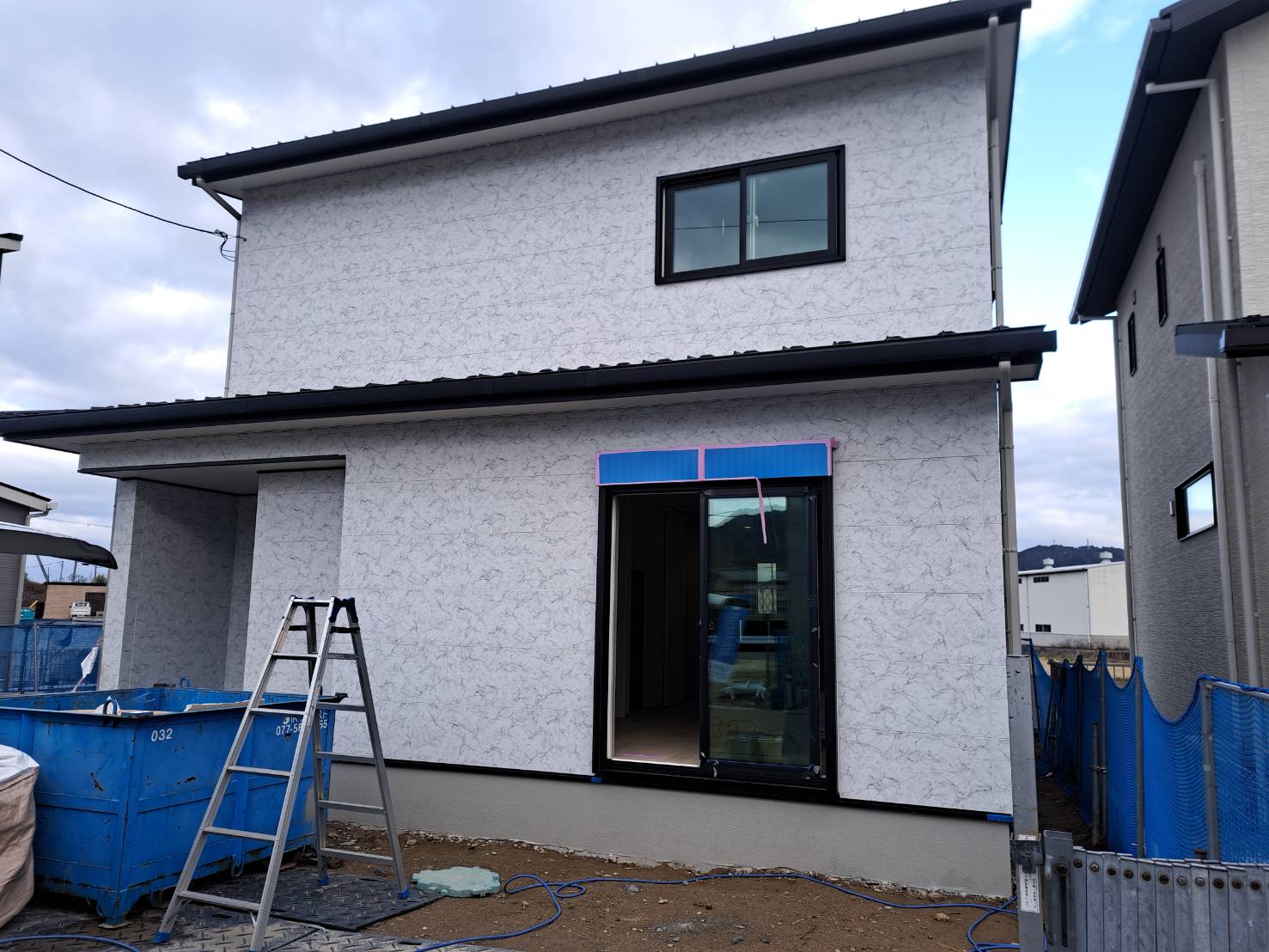 滋賀県湖南市吉永新築美装工事を実施