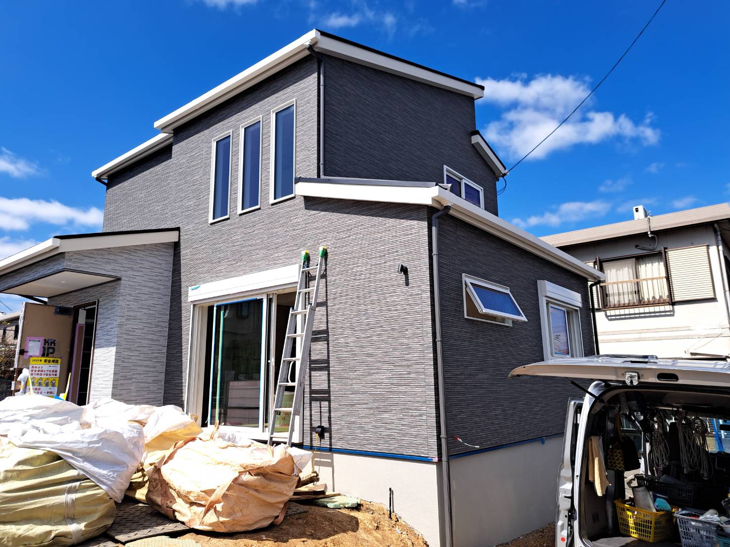 草津市追分町新築美装工事を実施